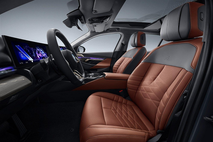 Đây là màn hình đã lần đầu tiên ra mắt trên BMW 7-Series và i7 thế hệ mới. Trong khi đó, BMW 5-Series và i5 thế hệ mới ở thị trường ngoài Trung Quốc không có màn hình này, dù là trang bị tùy chọn.