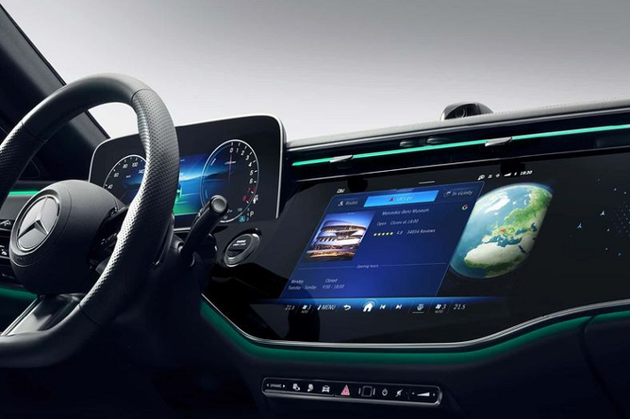 Khách hàng sẽ nhận được thông báo Mercedes-Benz cập nhật MBUX 2.4 thông qua Wizard hoặc ứng dụng di động Mercedes Me. Phiên bản MBUX mới bao gồm một số cải tiến về trợ lý ảo AI và hệ thống âm thanh Dolby Atmos. Bên cạnh đó, các mẫu xe cao cấp như S-Class , EQE và EQS còn được bổ sung tính năng NewsFlash, ứng dụng Youtube Web và nâng cấp gói giải trí.