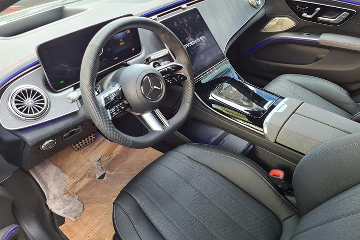 Dù không trang bị Hệ thống thông tin giải trí MBUX Hyperscreen như EQS 580 4Matic, nhưng không gian nội thất Mercedes-Benz EQS 450+ vẫn rất hiện đại với Bảng đồng hồ ký thuật số sau vô lăng 12,3 inch tích hợp công nghệ đèn nền LED matrix, và Màn hình giải trí trung tâm 12,8 inch sử dụng công nghệ OLED & điều khiển cảm ứng.