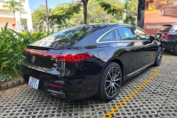 Mercedes-Benz EQS 450+ là một trong hai phiên bản thuộc dòng EQS, mẫu sedan thuần điện đầu tiên trong dòng Mercedes-EQ được trình làng tại Việt Nam. EQS được xem như dòng sedan chạy điện cao cấp nhất, đóng vai tương tự như S-Class trong thế giới xe động cơ đốt trong của Mercedes-Benz.