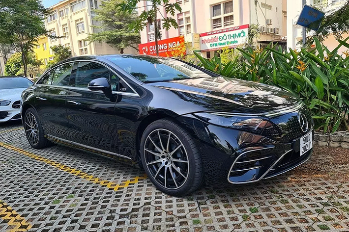 Cần lưu ý chiếc Mercedes-Benz EQS 450+lên sàn xe cũ Việt Nam này mang biển số LD, vì vậy người mua cần phải hoàn tất thủ tục sang tên, đóng lệ phí trước bạ và đổi biển theo quy định, thay vì chỉ cần ký giấy ủy quyền hoặc mua bán xe rồi giữ nguyên biển số (nếu cùng tỉnh, TP) như mua bán những dòng xe cũ thông thường.