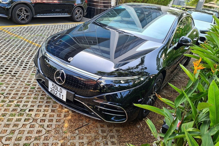 Xe trang bị một động cơ điện phía sau cho công suất 329 mã lực và mô-men xoắn 565 Nm, cho phép xe tăng tốc từ 0 – 100 km/h chỉ trong 6,2 giây, và vận tốc tối đa là 210 km/h. Đi kèm với hệ thống pin Lithium-ion 400V 108,4 kWh cho phép xe vận hành quãng đường tối đa từ 625 – 783 km chỉ với 1 lần sạc. Khi mới ra mắt Việt Nam, giá xe Mercedes-Benz EQS 450+ 2023 bán ra là hơn 4,83 tỷ đồng.