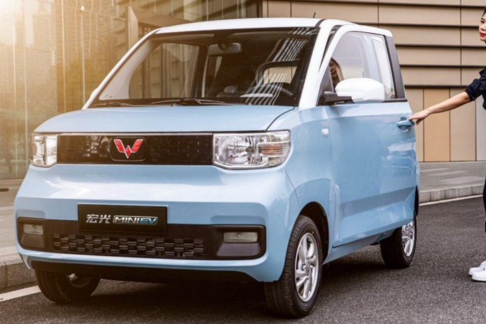 Thương hiệu Wuling áp dụng chính sách bảo hành 100.000 km cho xe. Trong khi đó, pin, mô-tơ điện và các hệ thống điều khiển điện được bảo hành 8 năm hoặc 120.000 km, tùy theo điều kiện nào đến trước.