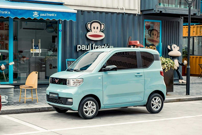 Với kích thước này, xe trở thành lựa chọn phù hợp với các khu vực đô thị đông đúc, chật hẹp. Vì giá rẻ nên Wuling Hongguang Mini EV đương nhiên cũng không có nhiều trang bị hiện đại. Mẫu xe này có nội thất chỉ 4 chỗ ngồi với khoang hành lý 741 lít nếu ghế sau gập xuống. Bên cạnh đó là hệ thống điều hòa, bảng đồng hồ kỹ thuật số với màn hình LCD và núm xoay chuyển số.