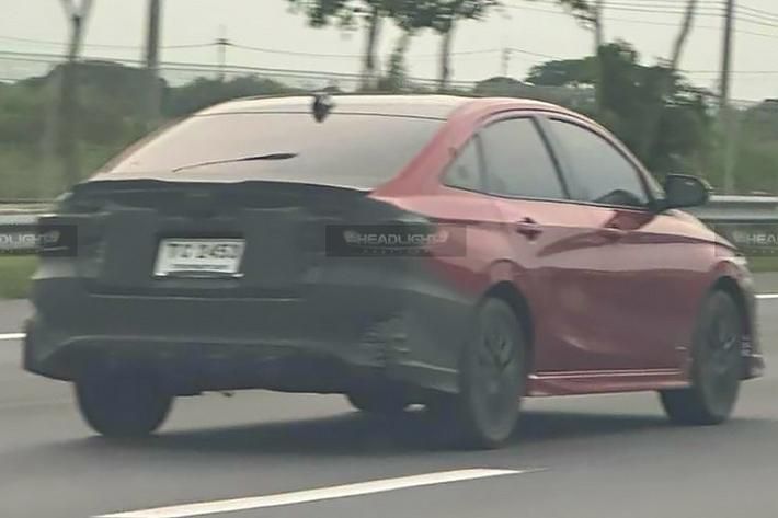 Theo đó, truyền thông địa phương vừa đăng tải những hình ảnh được cho là Toyota Vios phiên bản GR Sport đang chạy thử trên đường phố Thái Lan với những chi tiết được ngụy trang tại một số vị trí như đầu và sau xe.
