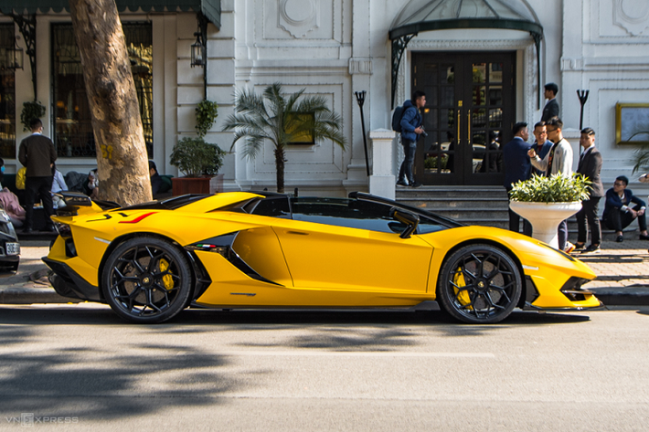 Đã có ít nhất 2 trong số 800 xe Lamborghini Aventador SVJ Roadster được nhập khẩu về Việt Nam theo diện không chính hãng, trong khi xe đầu tiên mang màu vàng rất kín tiếng thì chiếc thứ 2, sở hữu tông màu cam rực rỡ lại rất hay được chủ nhân cho mang ra tắm nắng ngoài đường cũng như xuất hiện nhan nhãn trên các trang mạng xã hội.