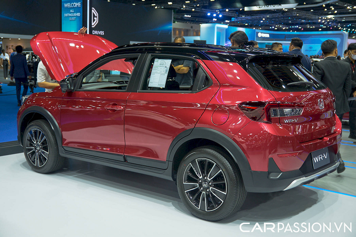 Nếu như tại Indonesia, mẫu xe SUV Honda WR-V có 3 phiên bản gồm E, RS và RS tích hợp Honda Sensing, thì mẫu xe này tại Thái Lan chỉ được phân phối 2 phiên bản. Cụ thể, giá xe Honda WR-V 2023 bản SV và RS từ 799.000 baht và 869.000 baht (tương đương 547 triệu và 595 triệu đồng).
