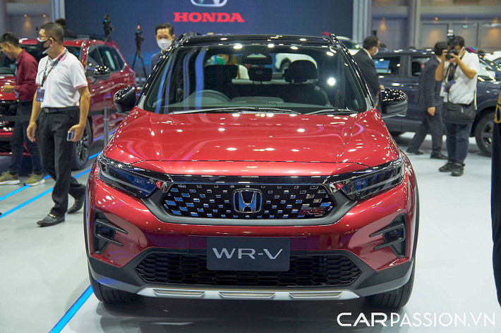 So với Honda HR-V, mẫu xe này có trục cơ sở ngắn hơn 125 mm. Do đó, WR-V được xếp vào phân khúc SUV hạng A, ngang ngửa với các đối thủ như Toyota Raize hay Kia Sonet.