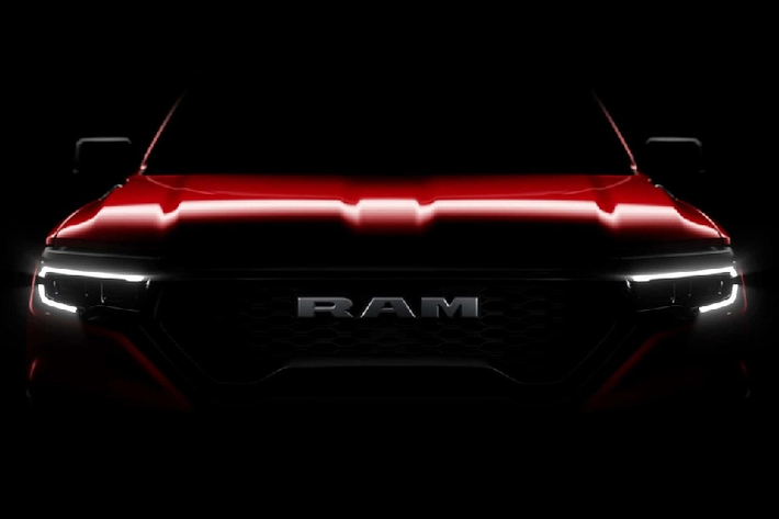 Cản trước của Ram Rampage hoàn toàn mới được thiết kế hầm hố, đi kèm 2 đèn sương mù nhỏ. Thêm vào đó là nắp ca-pô với những đường dập gân khỏe khoắn. Ở phía sau, Ram Rampage được trang bị cụm đèn hậu nằm dọc với tạo hình bên trong gợi liên tưởng đến quốc kỳ Mỹ.