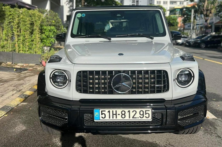 Trong khi chiếc SUV hạng sang Mercedes-AMG G63 của Cường Đô la vẫn còn giữ lại bộ áo đề can màu xám xi măng, phối cùng nhiều chi tiết được sơn đen, là tùy chọn thêm lúc chồng của Đàm Thu Trang mua xe, thì chiếc Mercedes-AMG G63 của Hiền Hồ vẫn trong tình trạng sử dụng bộ áo là màu sơn zin.
