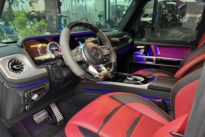 Ngoài khác nhau ở màu sơn chính, nội thất xe SUV hạng sang Mercedes-AMG G63 của Hiền Hồ và Cường Đô la cũng tương phản. Trong khi "nội y" xe của nữ ca sĩ có màu đỏ chủ đạo, thì chiếc G63 của Đàm Thu Trang lại mang màu trắng.