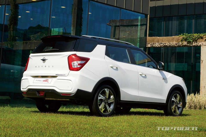 Tiếp theo là ghế bọc bằng chất liệu da tự nhiên viền chỉ màu cam, xám hoặc đen. Với KG Mobility Tivoli Air 2023, khoang hành lý sẽ có thể tích 1.440 lít nếu gập ghế xuống. Chưa hết, KG Mobility Tivoli 2023 còn được trang bị gói công nghệ an toàn chủ động Deep Control, bao gồm hệ thống phanh khẩn cấp tự động, cảnh báo tiền va chạm và hỗ trợ giữ xe ở giữa làn đường. 7 túi khí, bao gồm cả túi khí đầu gối, là trang bị tùy chọn.