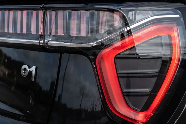 Bước vào khoang cabin, người dùng không khó để nhận ra những thiết kế tương đồng với Volvo. Điều này cũng khá dễ hiểu khi đội ngũ thiết kế của Volvo cũng tham gia vào quá trình thiết kế Lynk & Co 01. Nội thất của chiếc Lynk & Co 01 đi theo phong cách tối giản, mang đến cảm giác sang trọng nhưng không kém phần hiện đại.