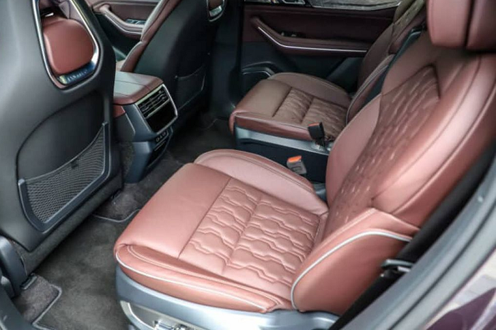 Không giống như XC90 7 chỗ (2+3+2), Lynk & Co là một chiếc SUV 6 chỗ với cấu hình 2+2+2 với hàng ghế giữa là 2 ghế cơ trưởng mang đến cảm giác thoải mái tối đa cho người ngồi, trang bị này rất được các khách hàng Trung Quốc ưa chuộng.