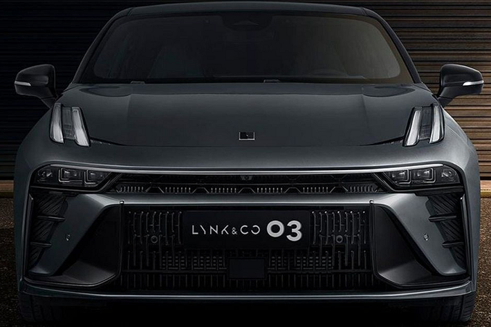 Lynk & Co 03 sở hữu vẻ bề ngoài mang đậm phong cách thiết kế của thương hiệu. Có thể nhận thấy điều này qua các chi tiết như lưới tản nhiệt mỏng nằm ngang kéo dài bọc các đèn chính, ôm lấy phần đầu xe, cụm đèn pha nằm độc lập bên dưới đèn LED ban ngày. Điểm nhấn phía sau tới từ cụm đèn hậu LED hình chữ L, ống xả dạng đôi và cánh gió trên nắp cốp.