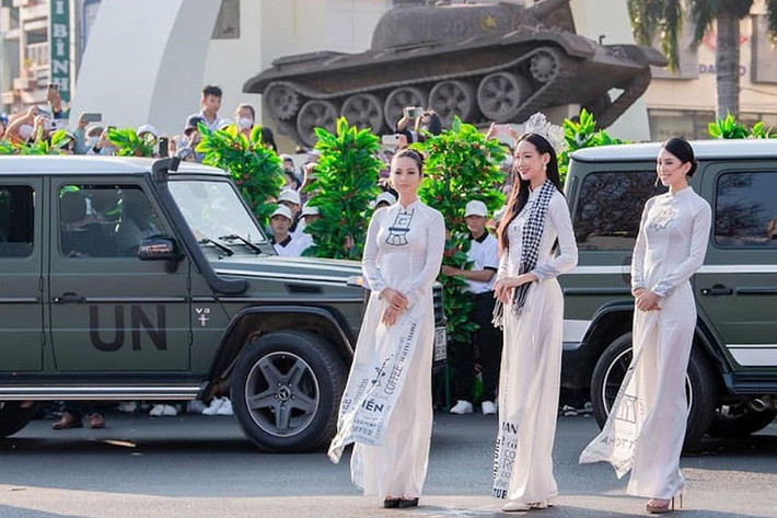 Chiếc Mercedes-Benz G500 Edition 35 có nhiệm vụ chở Hoa hậu Việt Nam 2018 – Trần Tiểu Vy. Phiên bản G500 Edition 35 chỉ được sản xuất giới hạn 350 chiếc toàn cầu, nhằm kỷ niệm sinh nhật lần thứ 35 của dòng G-Class. Chiếc trong bài thuộc diện độc nhất Việt Nam.