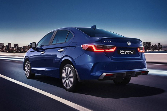 Ngoài ra, xe còn có tổng cộng 9 phiên bản, mức giá Honda City 2023 dao động từ 1,149 - 2,039 triệu Rupee (khoảng 330 - 585 triệu đồng). Bước sang phiên bản 2023, Honda City tại Ấn Độ được thay đổi nhẹ ở thiết kế ngoại thất như lưới tản nhiệt, cản trước/sau, hốc đèn sương mù, hốc gió trung tâm, vành la-zăng, đèn hậu và bộ khuếch tán gió mới.