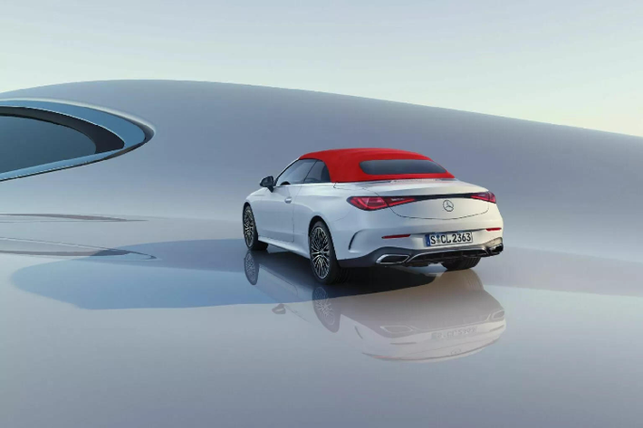 Giống như CLE Coupe, bảng điều khiển có sự kết hợp giữa màn hình đồng hồ kỹ thuật số 12,3 inch với màn hình cảm ứng 11,9 inch trên trung tâm táp-lô được đặt nghiêng, chạy hệ điều hành MBUX phiên bản mới nhất. Các tính năng khác bao gồm hệ thống đèn viền nội thất với nhiều lựa chọn màu sắc, các chi tiết trang trí bằng sợi carbon và các điểm nhấn bằng chất liệu nhôm sáng bóng.