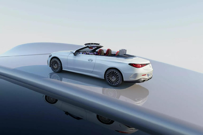 Mercedes-Benz không tiết lộ gì thêm về thông số kỹ thuật và giá xe Mercedes-Benz CLE Cabriolet 2024. Tuy nhiên nhiều khả năng phiên bản mui trần này cũng dùng chung các loại động cơ với CLE Coupe mui cứng. Động cơ xăng và diesel 4 xi-lanh 2.0 lít cũng như xăng 6 xi-lanh 3.0 lít sẽ kết hợp với hộp số tự động 9 cấp. Sức mạnh được truyền tới cầu sau hoặc tới cả 4 bánh thông qua hệ thống 4MATIC.