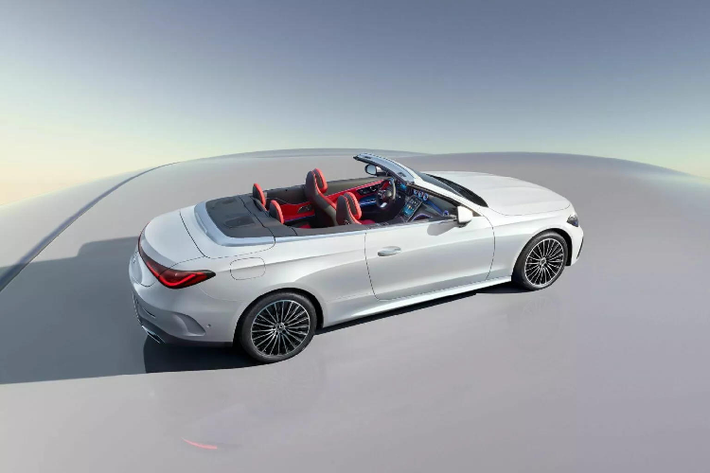 Tương tự như chiếc CLE mui cứng, phiên bản mui mềm CLE Cabriolet đóng vai trò thay thế cho 2 mẫu xe C-Class Cabriolet và E-Class Cabriolet. Mercedes-Benz CLE Cabriolet 2024 mui trần dài 4.850 mm chia sẻ phần lớn thiết kế thân xe với "người anh em" mui cứng của nó, chỉ có phần mui và một số thành phần liên quan là khác biệt.