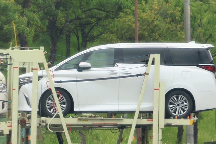 Đúng như hình ảnh rò rỉ trước đó, mẫu MPV Toyota Alphard 2024 cỡ lớn này vẫn được trang bị lưới tản nhiệt cỡ lớn trên đầu xe, kéo dài gần hết cản trước. Bên trong lưới tản nhiệt là những chi tiết mạ crôm nhằm tạo cảm giác cao cấp cho xe. Lưới tản nhiệt của Toyota Alphard 2024 nối liền với đèn LED định vị ban ngày và bao quanh đèn pha.