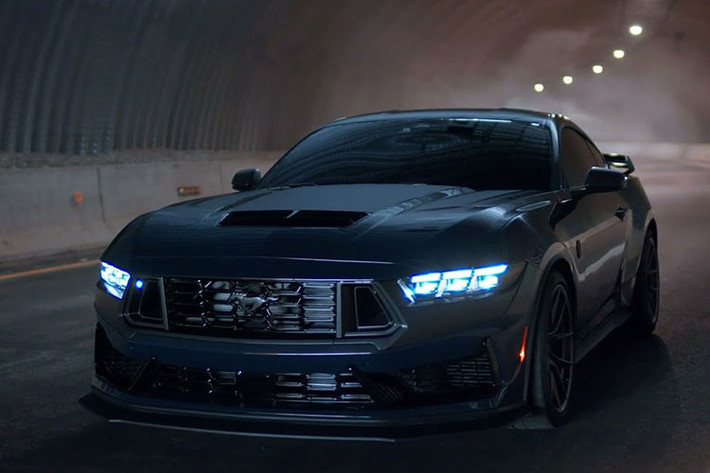 Sức mạnh của Mustang Dark Horse 2024 cao hơn 30 mã lực và 11 Nm so với Mustang Mach 1; trở thành mẫu xe sử dụng động cơ V8 mạnh mẽ nhất của Ford. hãng cho biết xe sẽ được bán vào mùa hè năm 2023, giá xe Ford Mustang Dark Horse 2024 chưa được tiết lộ.