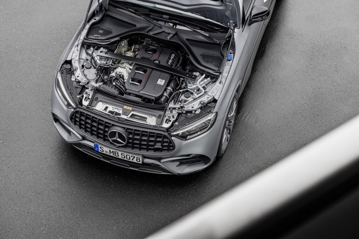 Trong khi đó, ở Mercedes-AMG GLC 63 S E Performance Coupe 2024 mới, động cơ xăng tạo ra công suất tối đa 469 mã lực, kết hợp cùng mô-tơ điện mạnh 201 mã lực, cụm pin hiệu suất cao và hệ dẫn động 4 bánh toàn thời gian AMG Performance 4Matic+.
