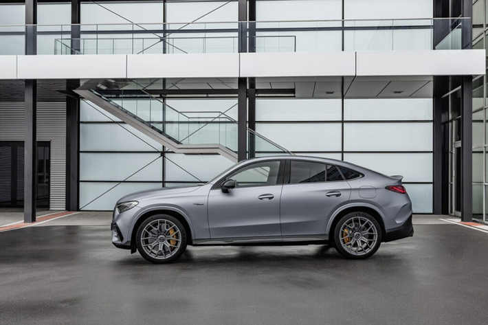 Động cơ 4 xi-lanh "nhỏ nhưng có võ" này cho phép Mercedes-AMG GLC 43 Coupe 2024 tăng tốc từ 0-100 km/h trong thời gian 4,7 giây trước khi đạt vận tốc tối đa giới hạn điện tử 250 km/h.
