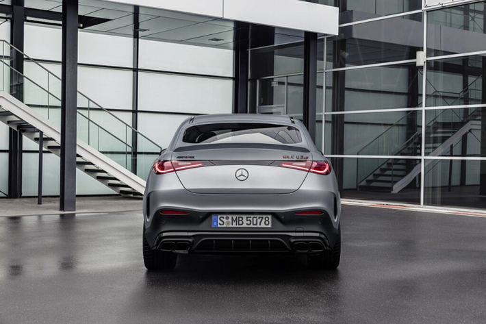 Bên trong xe, 2 mẫu SUV hiệu suất cao này sở hữu vô lăng AMG Performance và hệ thống thông tin giải trí Mercedes-Benz User Experience (MBUX) với những điều chỉnh cho phù hợp với phiên bản Mercedes-AMG. Hiện giá bán của Mercedes-AMG GLC 43 và 63 S E Performance Coupe 2024 vẫn chưa được công bố.