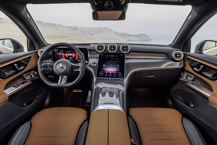Công suất tổng cộng của Mercedes-AMG GLC 63 S E Performance Coupe 2024 đạt 671 mã lực trong khi mô-men xoắn cực đại là 1.019 Nm. Nhờ đó, xe có thể tăng tốc từ 0-100 km/h trong thời gian 3,5 giây và đạt vận tốc tối đa giới hạn điện tử 275 km/h.