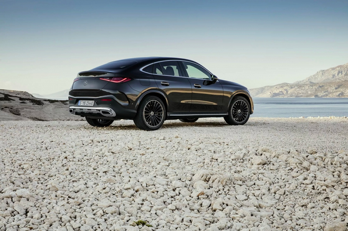 Mercedes-AMG GLC 43 và 63 S E Performance Coupe 2024 về cơ bản chỉ là lựa chọn thời trang hơn cho những ai thích phong cách thiết kế SUV lai Coupe.Như vậy, Mercedes-AMG GLC 43 và 63 S E Performance Coupe 2024 cũng có hệ thống treo AMG Ride Control với giảm xóc thích ứng.
