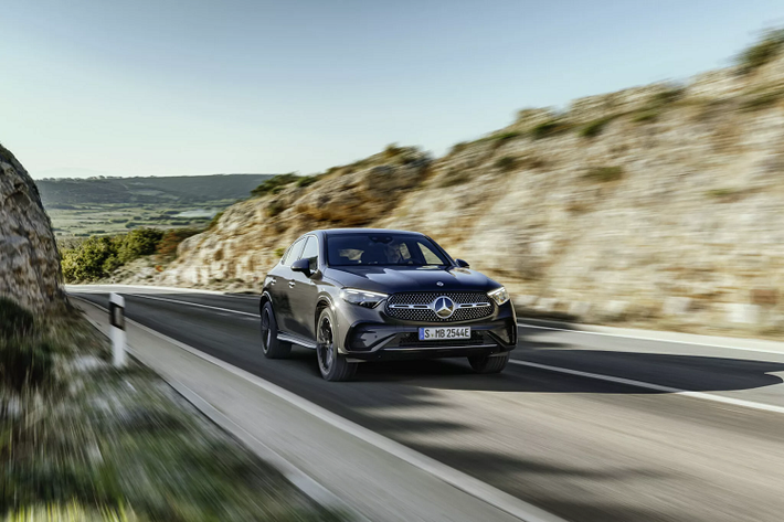 Trong khi đó, hệ thống chống lật chủ động được dành riêng cho Mercedes-AMG GLC 63 S E Performance Coupe 2024. Hệ thống lái cảm biến tốc độ AMG, hệ thống đánh lái cầu sau, hệ thống phanh thể thao AMG và hệ thống xả AMG cũng được trang bị cho xe.
