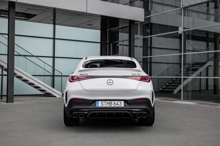 Những thay đổi còn lại của 2 mẫu xe trên không có gì khác biệt so với Mercedes-AMG GLC43 và GLC63 S E Performance 2024 đã ra mắt vào tháng 7 năm nay, từ khung gầm, hệ thống treo cho đến nội thất.