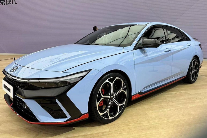 Tham gia triển lãm Ô tô Thương Hải 2023 hiện đang diễn ra tại Trung Quốc, hãng Hyundai đã mang dàn xe khá hùng hậu đến trưng bày. Một trong số đó có cả phiên bản nâng cấp giữa vòng đời Hyundai Elantra N 2024 mới. Trước đó, dòng xe Hyundai Elantra đã được bổ sung phiên bản mới ở thị trường Hàn Quốc nhưng không bao gồm Elantra N.