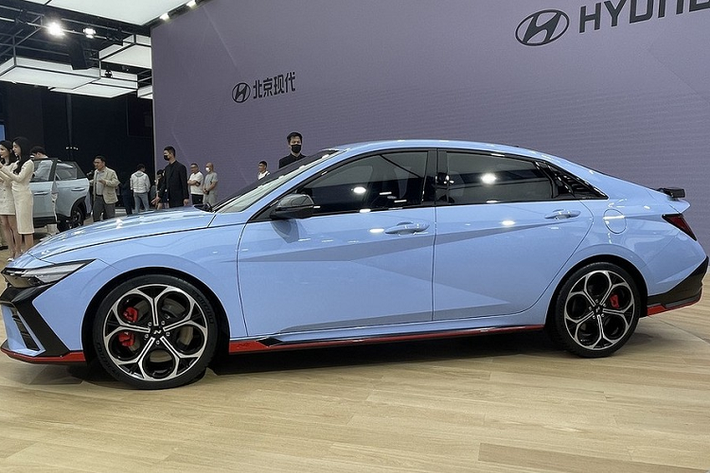 Điểm mới tiếp theo của Hyundai Elantra N 2024 nằm ở vành la-zăng. Theo đó, mẫu xe này được trang bị vành hợp kim 19 inch với thiết kế 5 chấu kép như cánh hoa, gợi liên tưởng đến xe Alfa Romeo. Ở giữa vành la-zăng còn có logo "N" như dấu hiệu nhận biết cho phiên bản hiệu suất cao của Hyundai Elantra. Vành la-zăng đi kèm với bộ lốp Michelin PS4 có kích thước 245/35 R19.