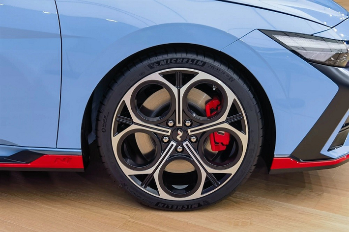 Ngay cả cụm đèn pha của mẫu xe sedan Hyundai Elantra N 2024 cũng được làm mới. Thiết kế đèn pha của mẫu xe này giống với Hyundai Elantra thông thường và tích hợp dải đèn LED định vị ban ngày mới. Tuy chỉ là phiên bản nâng cấp giữa vòng đời nhưng Hyundai Elantra N 2024 đã được thay đổi cả thiết kế nắp ca-pô, tương tự công thức áp dụng cho bản thường.