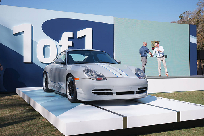 Ở thời điểm hiện tại, một trong những cách hợp lý nhất để sở hữu Porsche 911 thế hệ 996. Một chiếc Carrera coupe thông thường từ năm 1999 có thể chỉ tiêu tốn của bạn 25.000 USD (588 triệu đồng) so với hơn 114.000 USD (2,7 tỷ đồng) cho chiếc Carrera đời mới 2023. Nhưng để bỏ ra gấp hơn 10 lần giá xe mới thì chiếc xe đó phải thực sự rất đặc biệt.