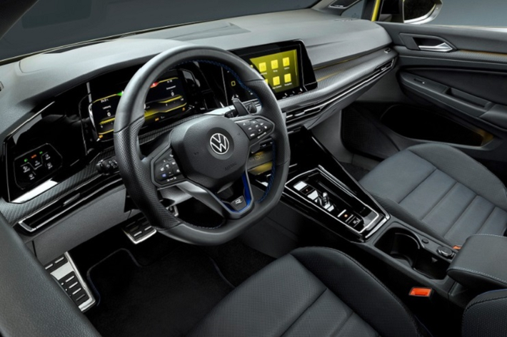 Về nội thất, Volkswagen Golf R 333 Limited Edition được trang bị ghế thể thao bọc da Nappa, hệ thống âm thanh Harman Kardon 9 loa…
