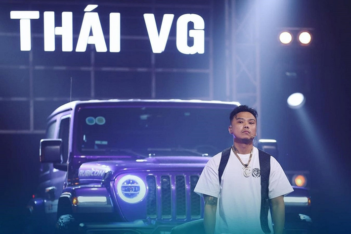 Wrangler trang bị đèn LED, màn hình trung tâm giải trí 8,4inch kết nối Apple CarPlay/Android Auto, khóa thông minh khởi động từ xa. Các công nghệ an toàn như cân bằng điện tử, kiểm soát áp suất lốp, kiểm soát hành trình, hỗ trợ đỗ xe, hỗ trợ xuống/khởi hành ngang dốc, kiểm soát lực kéo, kiểm soát chống lật.
