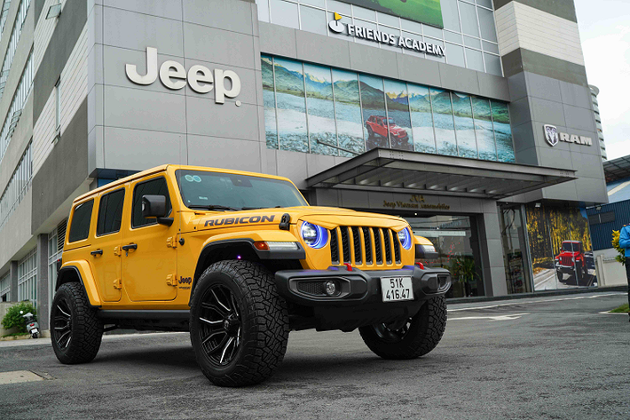 Phía sau HLV Thái VG là dòng SUV phong cách thể thao Jeep Wrangler Rubicon 2 cửa màu tím cực cá tính. Xe được xây dựng trên nền tảng thân trên khung (body-on-frame) đề cao khả năng chinh phục địa hình. Wrangler Rubicon 2 cửa sử dụng động cơ 2.0L turbo, công suất 270 mã lực, mô-men xoắn cực đại 400 Nm. Hộp số tự động 8 cấp, dẫn động 2 cầu kèm khóa vi sai.