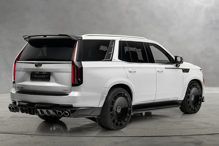 Điểm nhấn của chiếc SUV hạng sang Cadillac Escalade chính là bộ mâm hợp kim FD.15 được sơn màu đen bóng cùng thiết kế khí động học có kích thước 26 icnh kết hợp với bộ lốp cỡ lớn 295/30 R26.