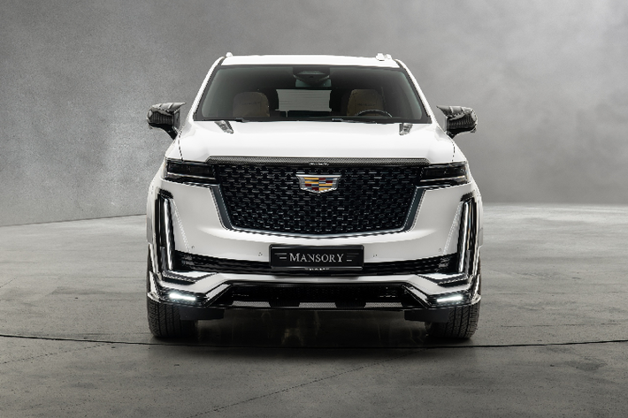 Mansory bổ sung các chi tiết ốp trang bị với chất liệu sợi carbon ở cản trước, hốc gió, nắp capo, ốp tai gương ngoại thất, vòm bánh xe, khuếch tán gió sau, cánh gió, viền cột C...