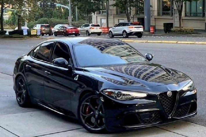 Bên cạnh đó, dòng xe Giulia thuần điện dự kiến sẽ được trang bị bộ pin đủ lớn để xe có thể di chuyển liên tục hơn 800 km trong 1 lần sạc và sau đó hỗ trợ sạc nhanh trở lại thông qua điện 800 volt.