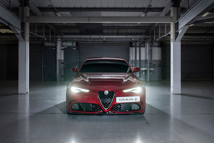 Cách đây chưa lâu, nhãn hiệu xe thể thao cùng chung tập đoàn với Alfa Romeo là Maserati đã cho giới thiệu chiếc GranTurismo Folgore chạy điện có công suất 818 mã lực, nhờ trang bị 3 mô-tơ điện hiệu năng cao, gồm 2 chiếc cho 2 bánh sau và 1 chiếc dành riêng cho cầu trước. Nhiều khả năng Alfa Romeo cũng sẽ "học tập" cách thiết kế này để áp dụng cho dòng xe Giulia thuần điện năm 2025.