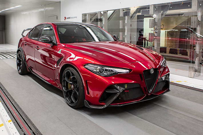 "Tôi không muốn những khách hàng của Alfa Romeo phải cảm thấy bất tiện khi các sản phẩm chuyển từ xăng sang điện. Vấn đề mà chúng tôi luôn cân nhắc không phải là có nên làm xe điện hay không, mà là làm sao thực hiện điều đó mà vẫn giữ được cảm giác lái chính xác và độ linh hoạt của chiếc xe, những điểm đặc sắc làm nên thương hiệu Alfa Romeo bấy lâu nay," ông Imparato cho biết.