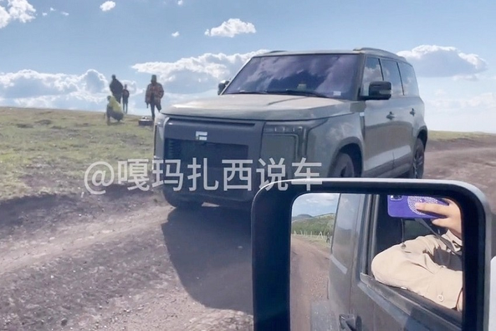 Rox Motor của Trung Quốc thành lập vào tháng 1/2021 với tư cách là một công ty công nghệ cao, không chỉ tập trung vào thiết kế và sản xuất ôtô mà còn tập trung vào hệ thống tự lái. Rox sau đó hợp tác với rất nhiều công ty nổi tiếng như CATL , Bosch, Valeo... Vào tháng 2/2023, Rox nhận được khoản đầu tư lớn từ các công ty Tencent và IDG Capital.