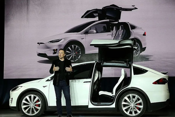 Con số này bao gồm xe được bán trong nước và xuất khẩu ra nước ngoài. Tesla có một nhà máy ở Thượng Hải, nơi sản xuất Tesla Model 3 và Model Y. Theo công bố của nhà sản xuất, những chiếc xe được sản xuất trong nửa đầu mỗi quý tại nhà máy này chủ yếu dành cho xuất khẩu.