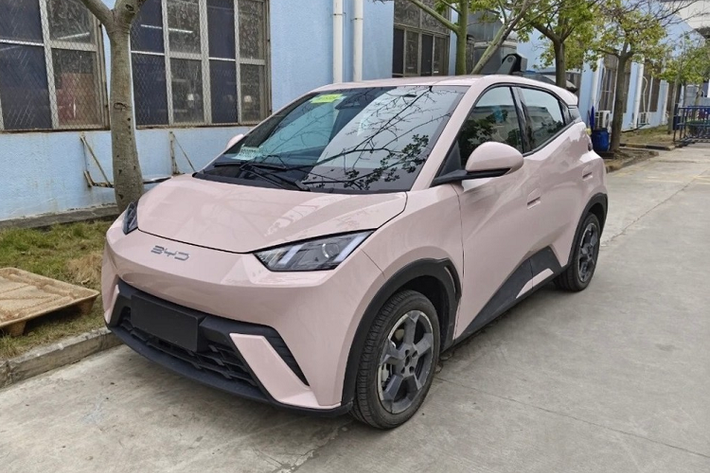 Vào hồi tháng 1 đầu năm nay, mẫu xe ôtô điện giá rẻ BYD Seagull hoàn toàn mới đã lần đầu tiên lộ diện qua hình ảnh đăng trên trang web của Bộ Công nghiệp và Công nghệ Thông tin Trung Quốc. Mãi đến nay, hình ảnh chụp nội thất của mẫu xe này mới bị rò rỉ.
