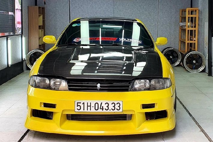 Hồi cuối tháng 5 vừa qua, thông tin rao bán chiếc xe thể thao Nissan Skyline R33 độc nhất Việt Nam đã nhận được sự quan tâm rất lớn của giới mê xe trong nước cũng như các tay chơi xe JDM, lý do không hẳn vì đây là chiếc xe duy nhất Nissan Skyline R33 trong nước, mà còn nằm ở mức giá bán 3,3 tỷ đồng của chủ xe.