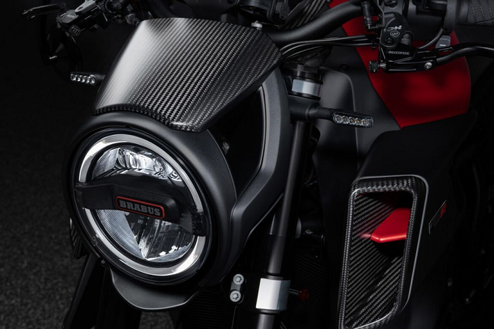 Đi kèm với nó là bộ lốp thể thao Bridgestone S22 Battlax. Đáng chú ý, hệ thống phanh đĩa trước được lắp thêm khe hướng gió giúp tản nhiệt kẹp phanh. Tiếp đến là cụm đèn trước full LED thiết kế hình tròn lạ mắt, mang đến cho KTM Brabus 1300 R một diện mạo ấn tượng hơn.